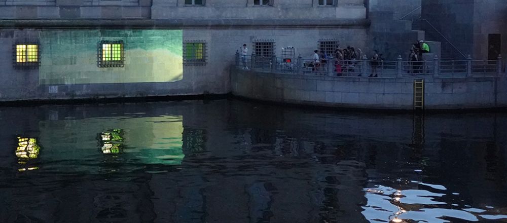 Mercedes Fontecilla vive en Santiago de Chile y Sofia Dumay en Berlín. Ambas además son madre e hija, artista visual y arquitecta de la U. de Chile, respectivamente. 